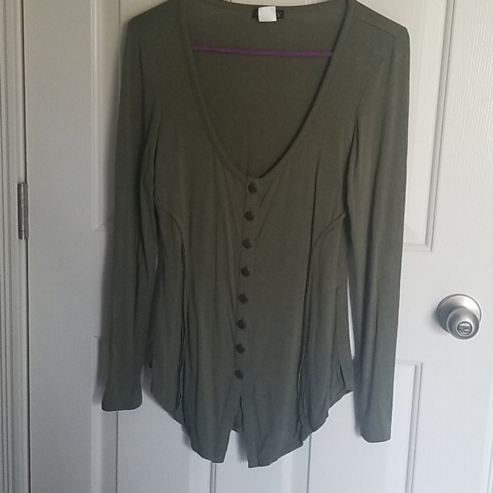 Long sleeve top with buttons